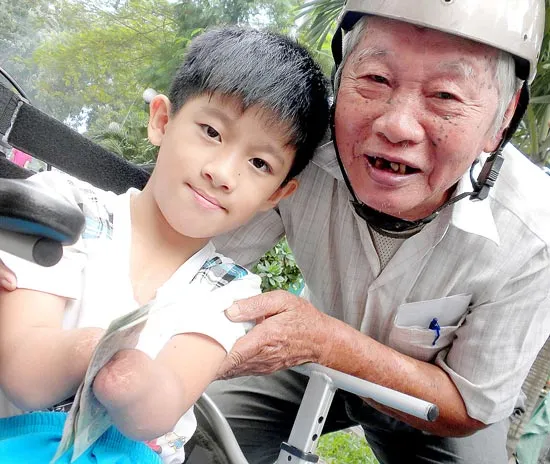Tấm lòng của cụ ông khuyết tật