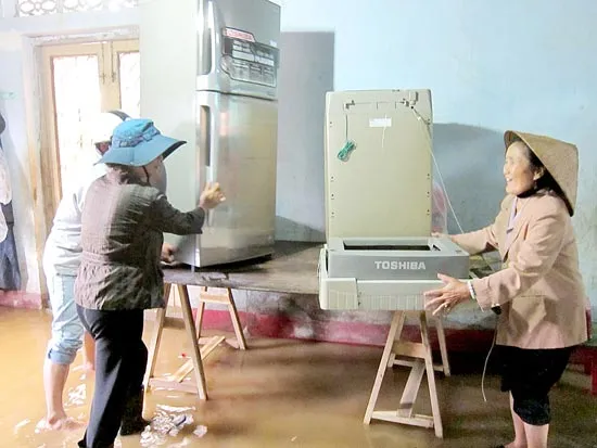 “Sống chung” với ngập lụt ngay giữa phố