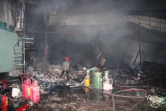 TPHCM: Cháy lớn, thiêu rụi kho hàng rộng hơn 1000m²
