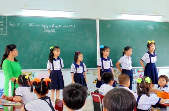 Không chấm điểm học sinh tiểu học: Vừa làm vừa nghe ngóng!