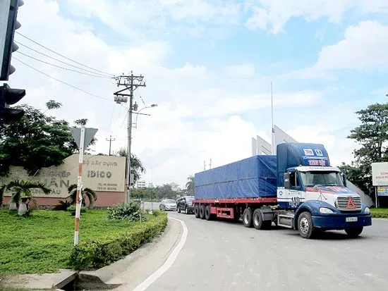 Xe “siêu trọng” tung hoành quốc lộ 51