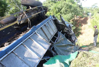 Lật xe chở rau trên đèo Ngoạn Mục, 2 người thiệt mạng
