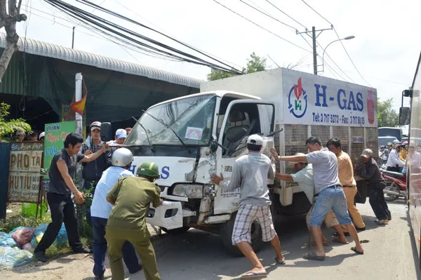 Hai xe tải “đối đầu” ngay cầu, giao thông ùn tắc