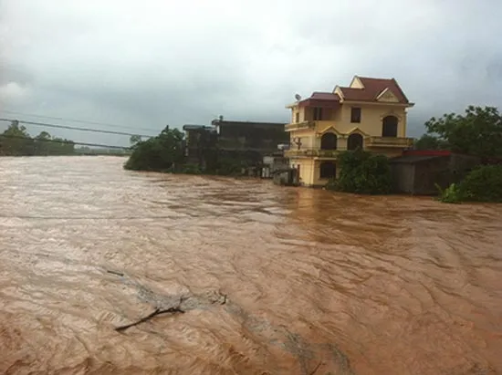 Quảng Ninh: Vỡ đập, hàng nghìn người bị cô lập trong biển nước