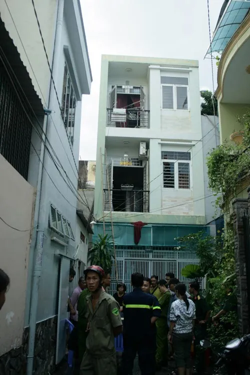 TPHCM: Cứu sống 2 bé trai trong đám cháy nhà