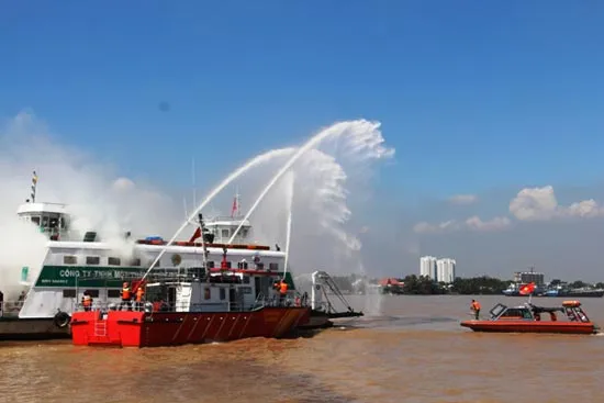 Gần 100 hành khách hoảng loạn trên chiếc phà bốc cháy ảnh 3