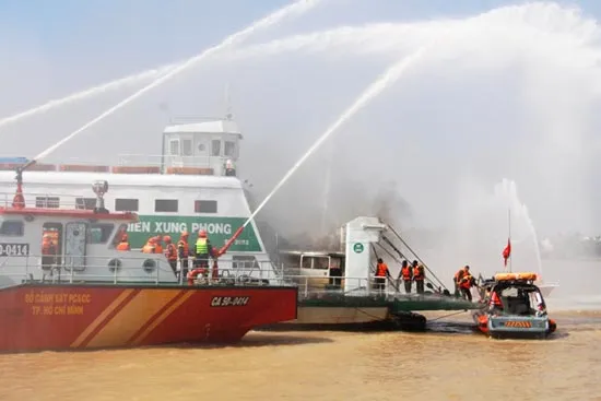 Gần 100 hành khách hoảng loạn trên chiếc phà bốc cháy ảnh 4