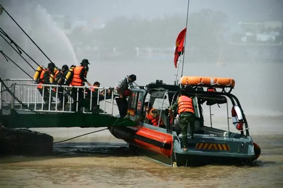 Gần 100 hành khách hoảng loạn trên chiếc phà bốc cháy ảnh 5