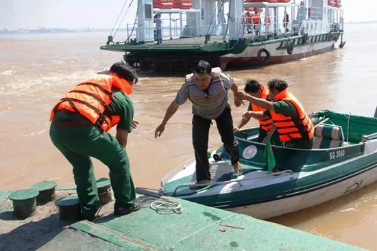 Gần 100 hành khách hoảng loạn trên chiếc phà bốc cháy ảnh 6