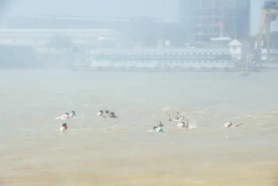 Gần 100 hành khách hoảng loạn trên chiếc phà bốc cháy ảnh 7