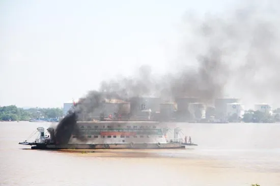 Gần 100 hành khách hoảng loạn trên chiếc phà bốc cháy