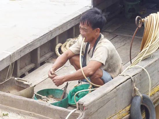 “Đỏ mắt” mò ve chai dưới đáy sông