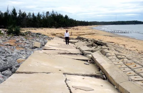 Mong manh kè biển