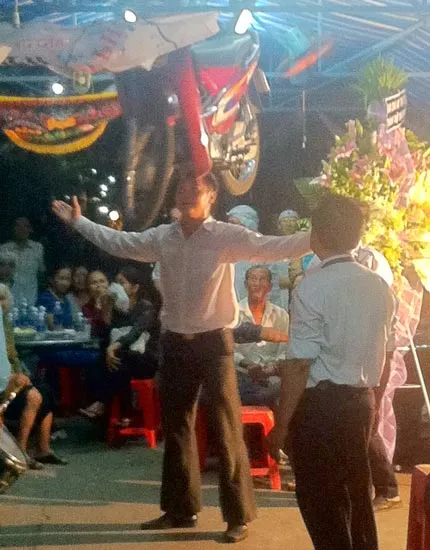 Làm xiếc ở đám tang