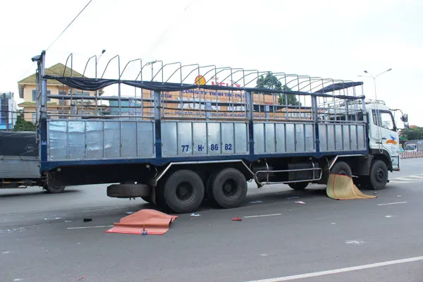 Xe tải tông xe máy, 2 người tử vong mắc kẹt dưới gầm xe