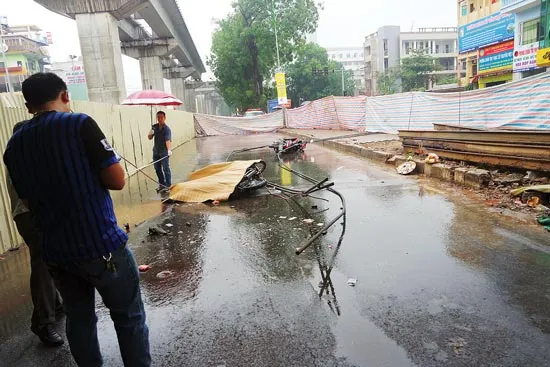 Rơi thanh sắt thi công đường sắt trên cao: 3 người đi đường thương vong