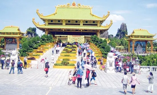 Du khách đổ xô đến Khu du lịch Đại Nam