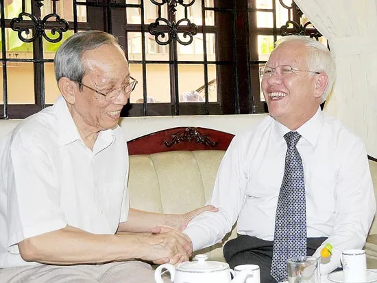 Lãnh đạo TPHCM thăm, chúc mừng các nhà giáo