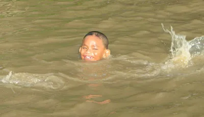 Bạc Liêu: Ngỡ ngàng cậu bé què quặt, mù, câm-điếc có thể bơi qua sông rộng