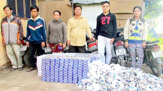 Motorcyclist caught red handed transporting illicit cigarettes in Dong Thap Province (Photo: SGGP)