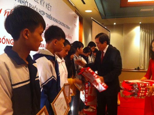 Children of traffic accident victims receive scholarships (Photo: SGGP)