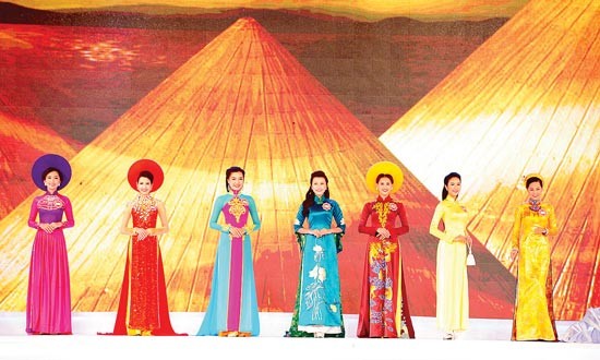 Contestants in Ao Dai (Vietnamese traditional dress) (Photo: SGGP)