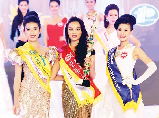 Miss Vietnam 2014 Nguyen Cao Ky Duyen (C), the first runner-up Nguyen Tran Huyen My (L) and the second runner-up Nguyen Lam Diem Trang (Photo: SGGP)