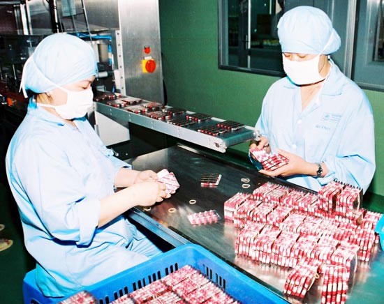 Workers of a drug manufacturer are packaging the drug (Photo : SGGP)