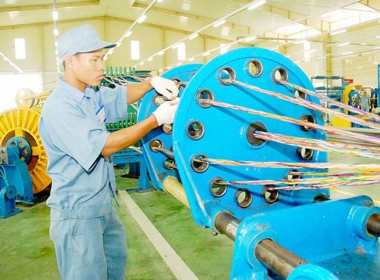 Many small and medium enterprises have weak competitiveness (Photo: SGGP)