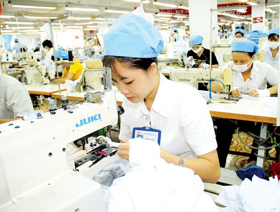 Viet Tien Garment Company makes export shirts (Photo: SGGP)