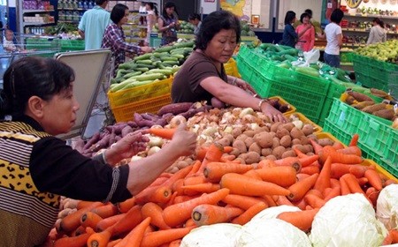 Consumers select vegetables at Metro Binh Phu in HCM City. Food producers are encouraged to produce safe farm products to help the city prevent the sale of substandard farm products.– VNA/VNS Photo Phuong Vy