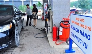 Customers fuel their car at a petrol station on Hanoi's Xuan Thuy Street, part of a pilot project at two stations in the city (Photo: laodong.com.vn)