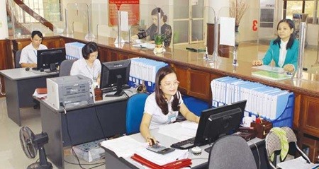 Clerks work at the accounting department of the National Treasury in the northern city of Ha Long. PM Nguyen Tan Dung has ordered the Ministry of Home Affairs to reduce the number of public servants and improve workload capacity. — VNA/VNS Photo Hoang Hung