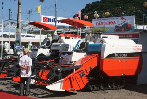 Combine harvesters are on display at the fair (Photo: SGGP)