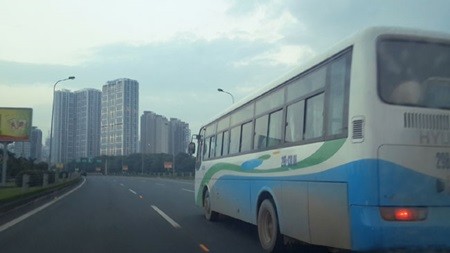 A public bus runs on the Lang-Hoa Lac road in Ha Noi. — VNS Photo Thai Ha.