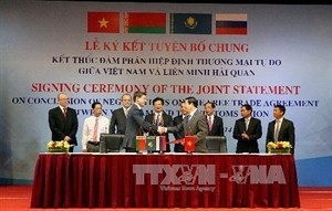 Vietnam and the Customs Union of Russia, Belarus and Kazakhstan sign the joint declaration on December 15 (Photo: VNA)