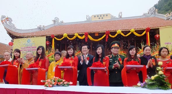 State President Truong Tan Sang, leaders of ministries and Vietnam Buddhist Sangha cut ribbons in the inauguration of the pagoda. (Photo: Sggp)