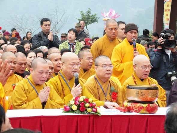 A praying ceremony at the event (Photo: Sggp) State President Truong Tan Sang plants tree in the inauguration ceremon. (Photo: Sggp)