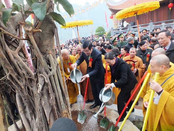 State President Truong Tan Sang plants tree in the inauguration ceremon. (Photo: Sggp)