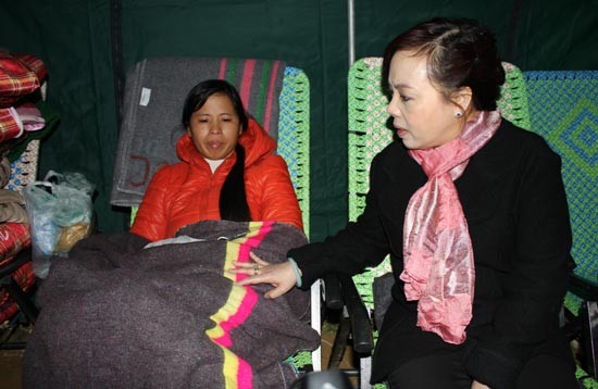 Minister of Health Nguyen Thi Kim Tien visits a trapped worker’s relative (Photo: SGGP)