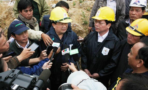 Minister of Construction Trinh Dinh Dung and Minster of Industry and Trade Vu Huy Hoang (in the left and middle yellow helmets) are present at the scene to instruct rescue operations (Photo: SGGP)