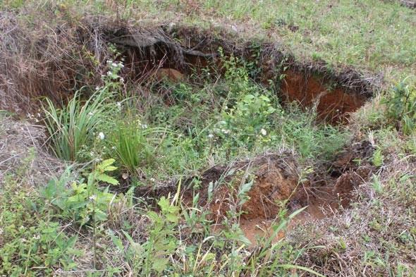 A sinkhole on the top of the tunnel (Photo: SGGP)