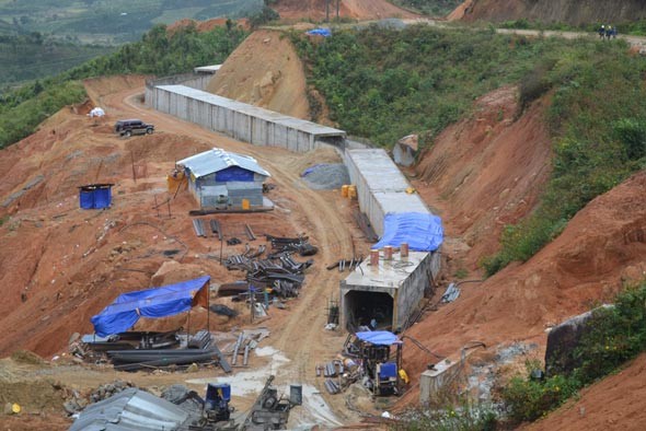 The 500m tunnel (Photo: SGGP) Rescue workers fortify the tunnel (Photo: SGGP) The pipe in the red circle releases water out while the pipe in the yellow circle provide the 12 trapped workers with soup (Photo: SGGP)