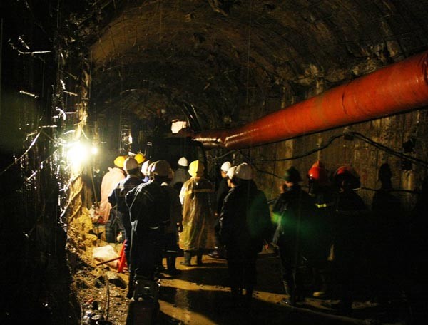 Rescue workers fortify the tunnel (Photo: SGGP)