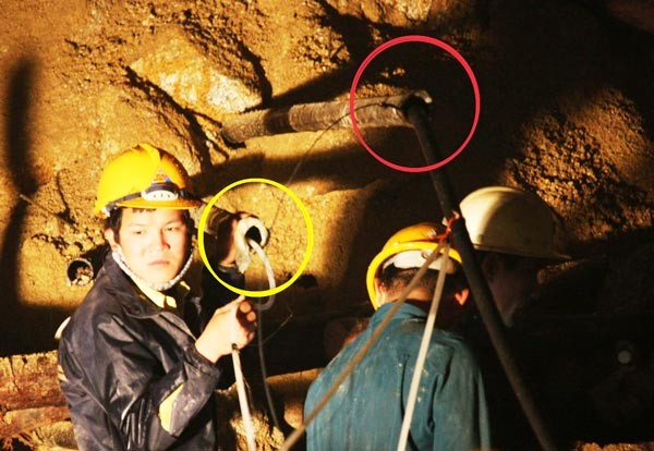 The pipe in the red circle releases water out while the pipe in the yellow circle provide the 12 trapped workers with soup (Photo: SGGP)