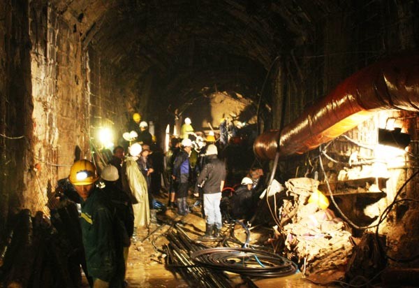 The rescue scene (Photo: SGGP) A new specialized driller is moving to the site (Photo: SGGP) Related article: Around clock operation to rescue 12 workers in collapsed tunnel