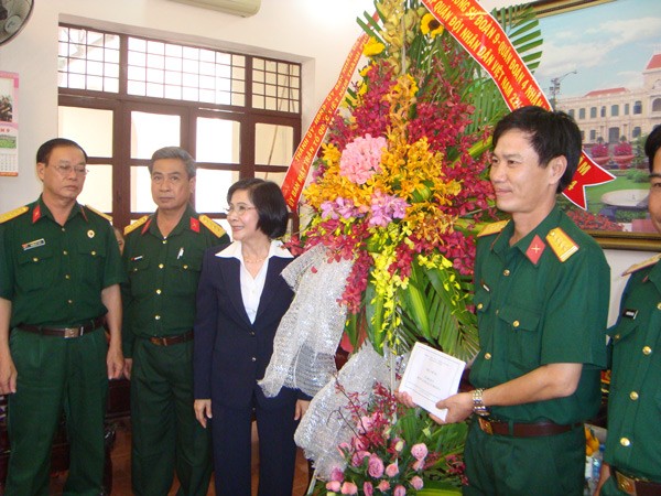 Politburo member Nguyen Thi Thu Ha-Deputy Secretary of Ho Chi Minh City Party Committee, visited and congratulated the Division 9 of Army Corps 4. (Photo: Sggp)