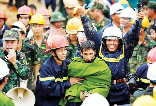 16:30pm on December 19, 12 trapped workers were taken out safety (SGGP)