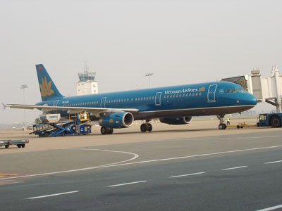 The Ministry of Finance has issued a decision No.3282 to lower airfares for domestic services by 15 percent (photo: C. Tuong)