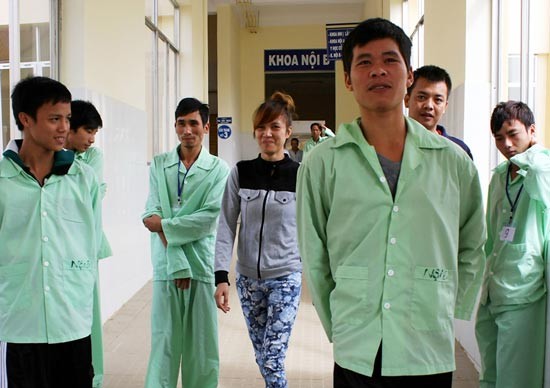 12 workers rescued from the collapsed tunnel are in stable condition at Lam Dong General Hospital (Photo: SGGP)